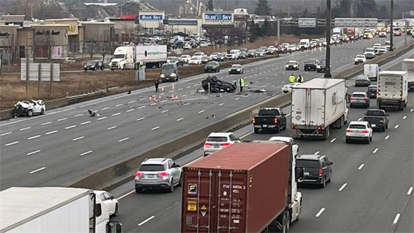 在皮克林 401 高速公路上逆行，车祸造成一人死亡1