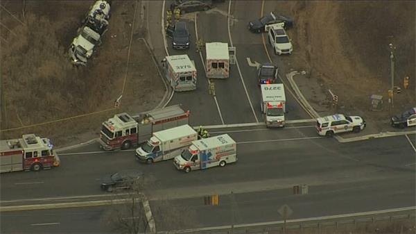 【视频】403 高速多辆车相撞,6人受伤在医院接受治疗1 【视频】403 高速多辆车相撞,6人受伤在医院接受治疗1