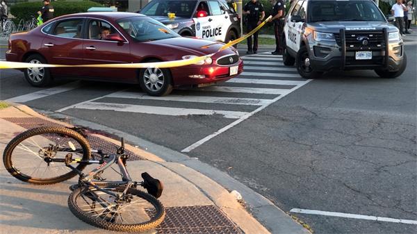 周日一司机撞伤一名骑自行车的妇女后逃离1