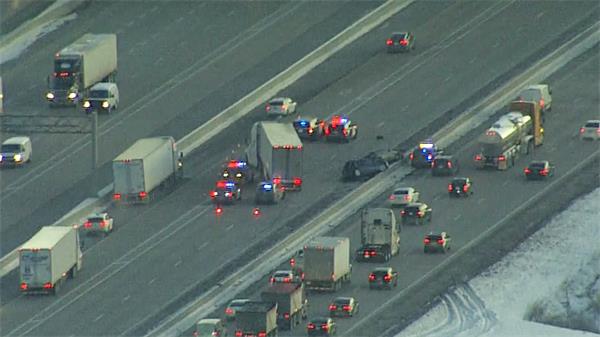 【视频】封路了，密西沙加 401 高速公路发生多车相撞事故1