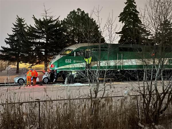 勇敢的公交车司机解救了4个人，汽车滑稽的卡到了火车下面1