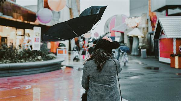 明天多风大雨的天气将会持续一整天1