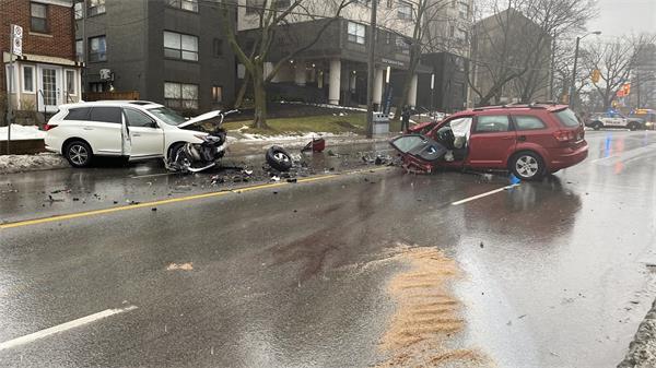 今早严重交通事故造成2人死亡1