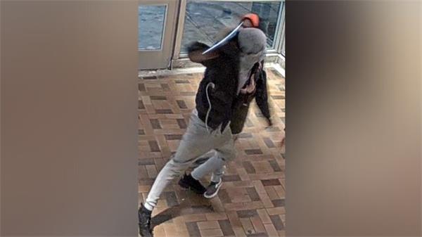 吓人，女子在TTC 遭陌生人砍伤脸部1