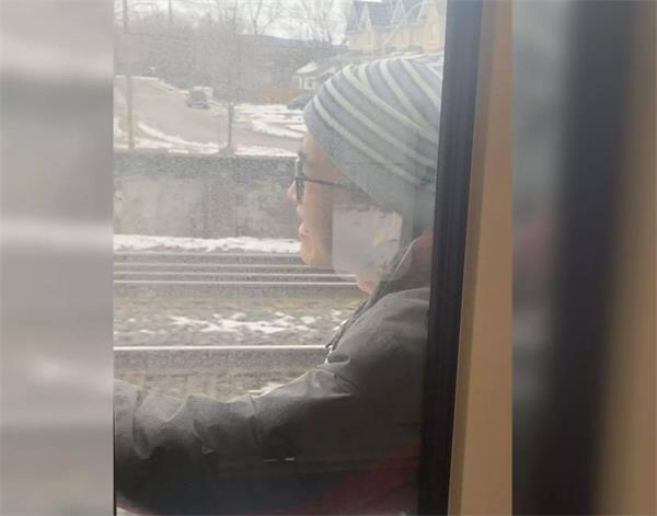 太疯狂了！貌似华裔男子，为了不错过Go Train 大胆的扒车1