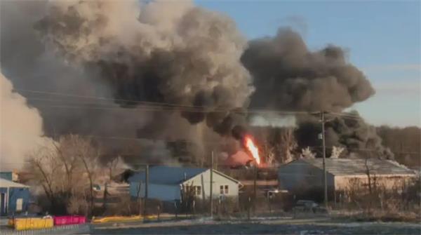 【视频】美国俄亥俄州发生严重列车爆炸，大量有毒化学物品泄露2