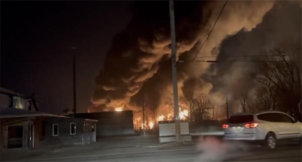 【视频】美国俄亥俄州发生严重列车爆炸，大量有毒化学物品泄露4