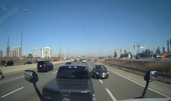 【视频】太吓人！司机逆行在高速上行驶1