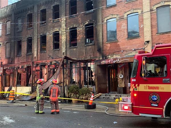 【视频】今早疑似有人纵火,烧毁了一家餐厅和几层办公楼1 【视频】今早疑似有人纵火,烧毁了一家餐厅和几层办公楼1