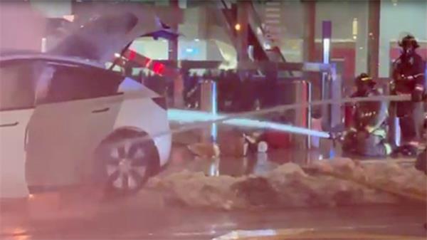 【视频】酒驾女撞车后,特斯拉汽车被大火吞没1 【视频】酒驾女撞车后,特斯拉汽车被大火吞没1