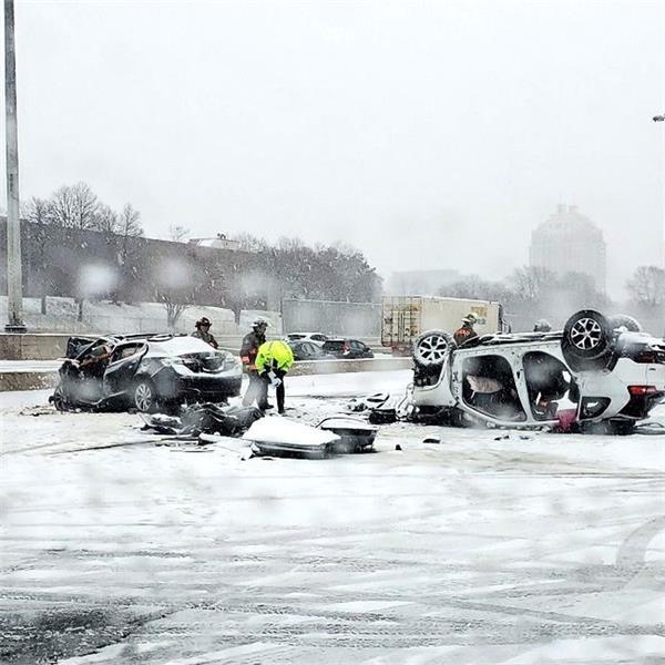 女子在 401 号高速公路逆行，导致 2 人死亡1