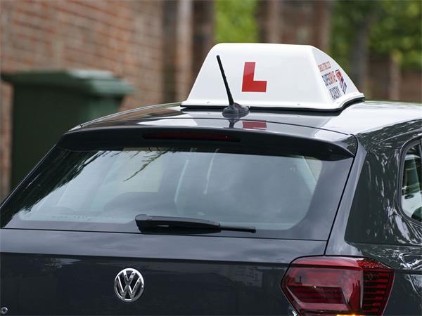 考驾照没过，差点撞到4个人1