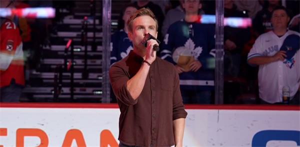 【视频】国歌歌手在 Leafs 比赛前忘记了加拿大国歌歌词1