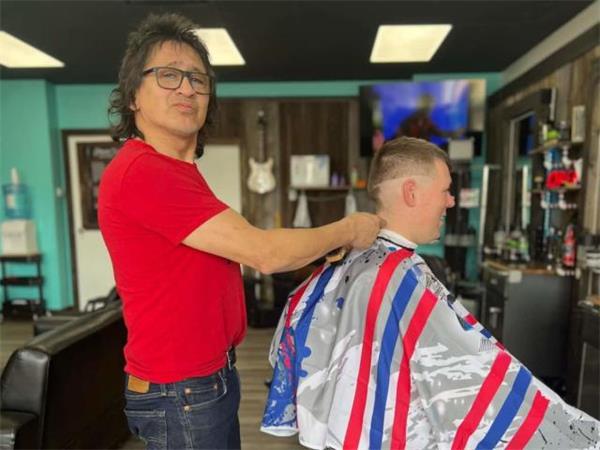 安省理发师接受用食物替代钱理发1