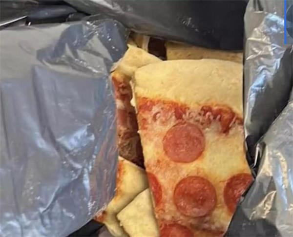 万锦市有人用垃圾袋装剩下的披萨在二手交易平台出售1