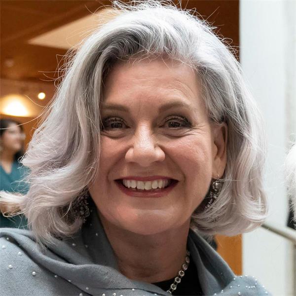 【视频】加拿大资深记者，一段二战历史让她改变了对白发的看法1