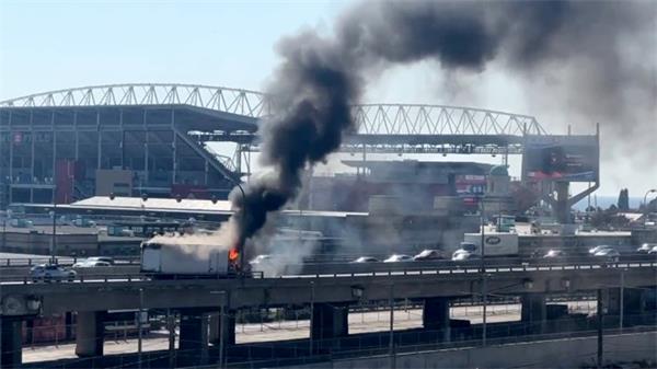 【视频】今早在401高速汽车被大火覆盖，视频捕捉到令人震惊的瞬间1