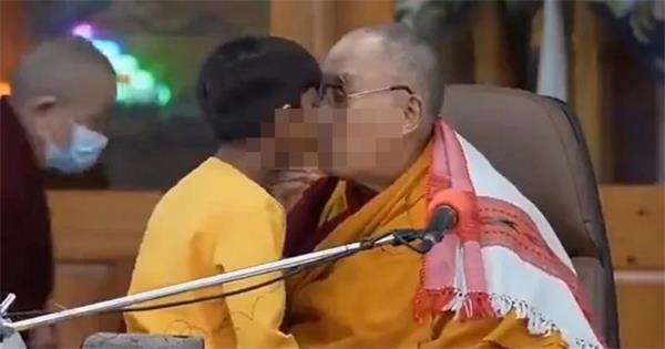 达赖喇嘛在视频显示他亲吻男孩后道歉，要求“吮吸我的舌头”1