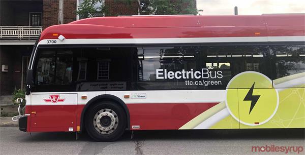 【视频】多伦多的TTC公交车安装花哨的电动车充电器1