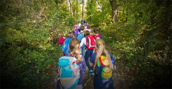 加拿大小学生在学校实地考察中发现尸体1