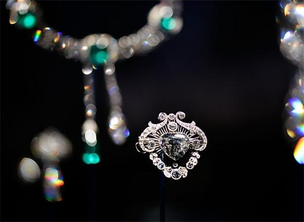 围绕卡米拉加冕王冠的争议是什么？5