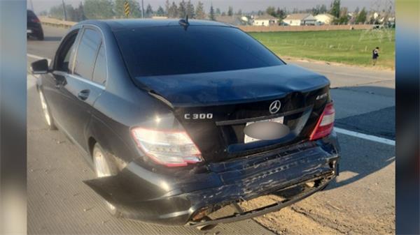 “我觉得他是来杀人的”:埃德蒙顿男子说他们的车被撞了20次1 “我觉得他是来杀人的”:埃德蒙顿男子说他们的车被撞了20次1