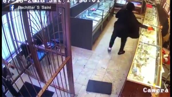 【视频】视频显示窃贼明目张胆的在白天抢劫多伦多的珠宝店1 【视频】视频显示窃贼明目张胆的在白天抢劫多伦多的珠宝店1