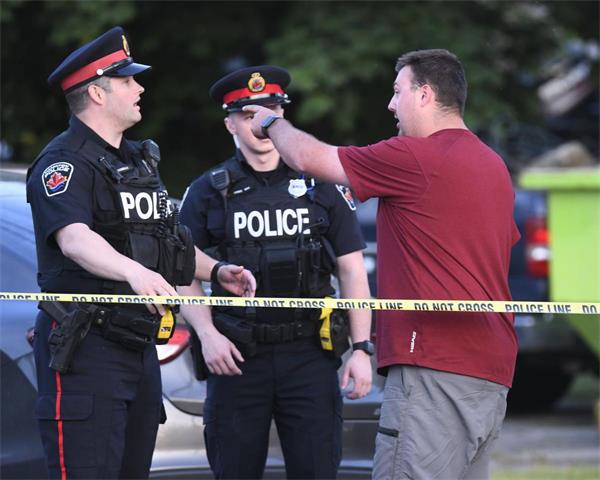 房东与房客发生纠纷后，已订婚的夫妇在汉密尔顿附近的住宅外被枪杀1