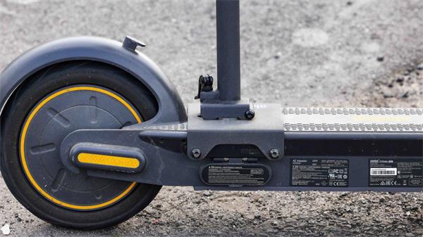 15岁男孩骑滑板车在安大略车祸中受重伤1