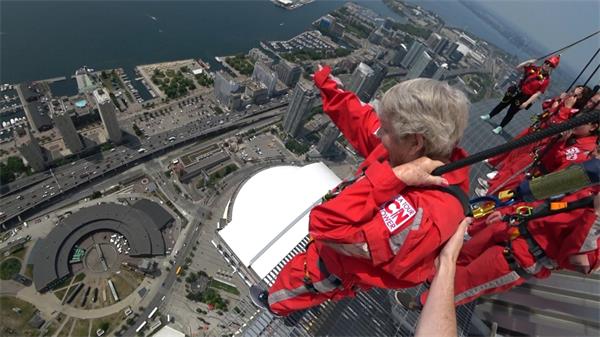 98岁老人成为历史上走过加拿大国家电视塔的最年长女性1 98岁老人成为历史上走过加拿大国家电视塔的最年长女性1