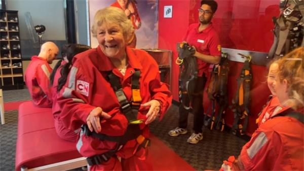 98岁老人成为历史上走过加拿大国家电视塔的最年长女性2 98岁老人成为历史上走过加拿大国家电视塔的最年长女性2