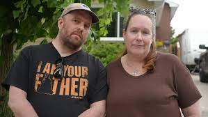 房子挤满了人，房东准备搬进来，但房客拒绝离开1