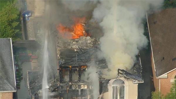 【视频】正在建设中的奥克维尔小区发生了大火，多处房子被烧毁1