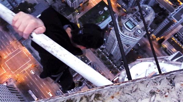 年轻人攀爬高楼拍照坠落而死亡1 年轻人攀爬高楼拍照坠落而死亡1