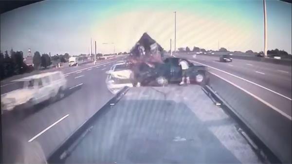 【视频】行车记录仪拍下了迎面相撞的车祸1