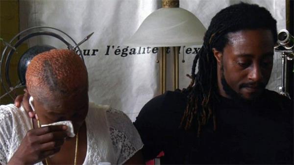 在急诊室等待紧急护理数小时后死亡的男子的家人希望护士承担责任1 在急诊室等待紧急护理数小时后死亡的男子的家人希望护士承担责任1