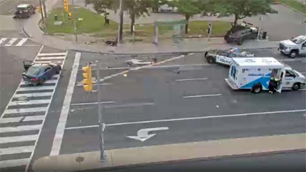 警方正在搜寻逃离士嘉堡多车相撞现场的两名男子1 警方正在搜寻逃离士嘉堡多车相撞现场的两名男子1