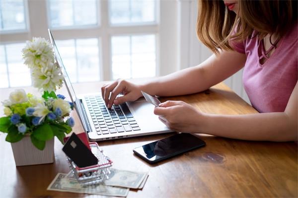 女子因诈骗“弱势老年人”超过8万元而被指控1