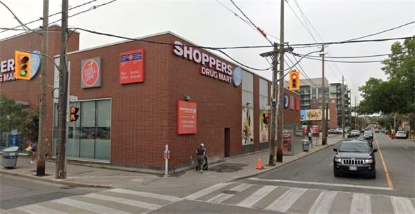 光天化日之下，一名女子在多伦多 Shoppers 外被枪杀1