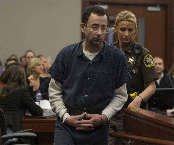 名誉扫地的体育医生拉里·纳萨尔在监狱袭击中被刺多刀1