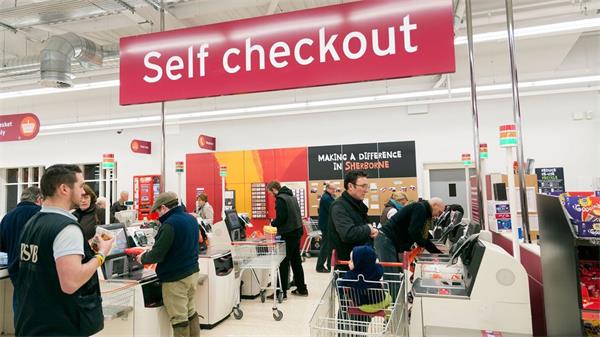 自助结账盗窃给零售商和被收据检查的购物者带来了问题1