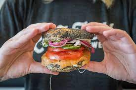 多伦多这家餐厅的老板被客户投诉价格太贵后发怒了1