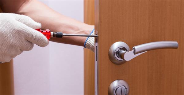 租客被驱逐，室友给她换了锁1