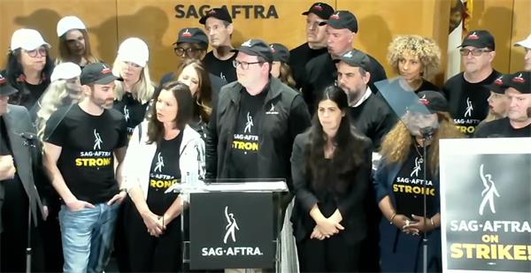 好莱坞罢工了,演员们离开了主要的电影首映式1 好莱坞罢工了,演员们离开了主要的电影首映式1