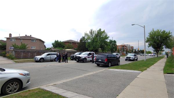  20多岁男子在怡陶碧谷联排别墅户外聚会时被枪杀1