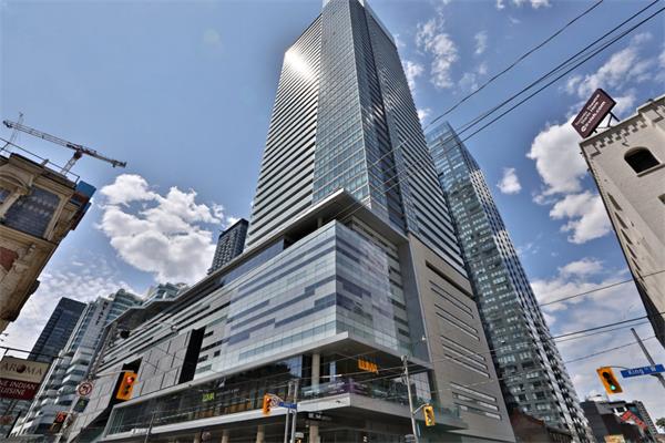 这栋公寓的业主在阳台玻璃掉落后获得了赔偿1