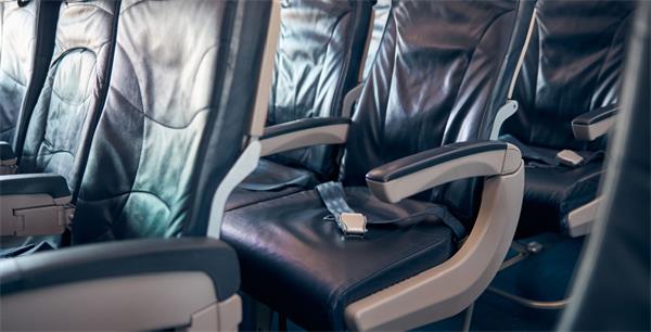 在飞机上把座椅靠背向后倾斜引起了争议1