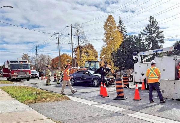 【视频】在安省频频发生，汽车撞入建筑物1
