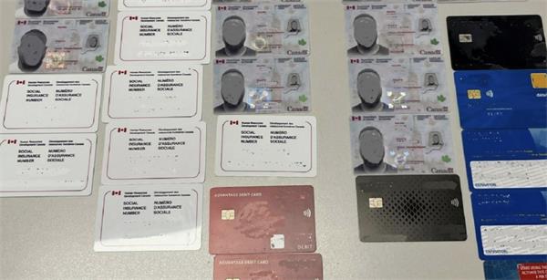 刚刚在边境查获了一堆假加拿大永久居民卡和社会保险号码卡1 刚刚在边境查获了一堆假加拿大永久居民卡和社会保险号码卡1