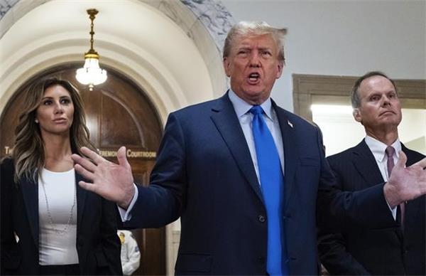 愤怒的特朗普在纽约欺诈审判外大喊大叫，指控他在财富问题上撒谎1